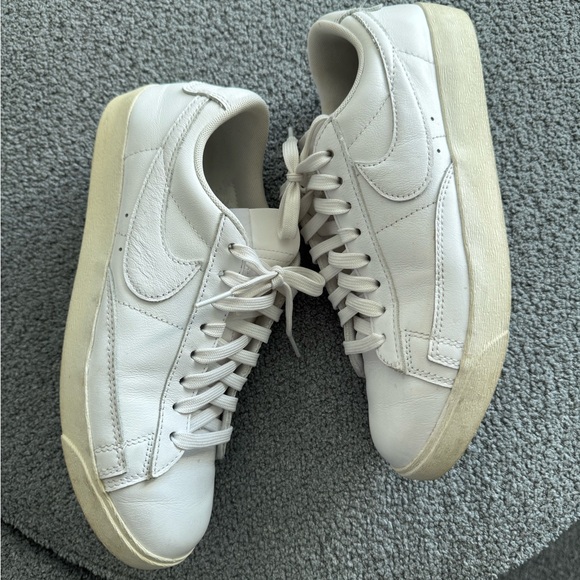 Nike Blazer Low LE "Triple White" sneaker - Picture 4 of 7
